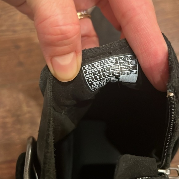 Ugg New Wylma Black Oiled Leather 1.5" Stacked Heel Strappy Moto Booties sz 11 - Picture 8 of 12